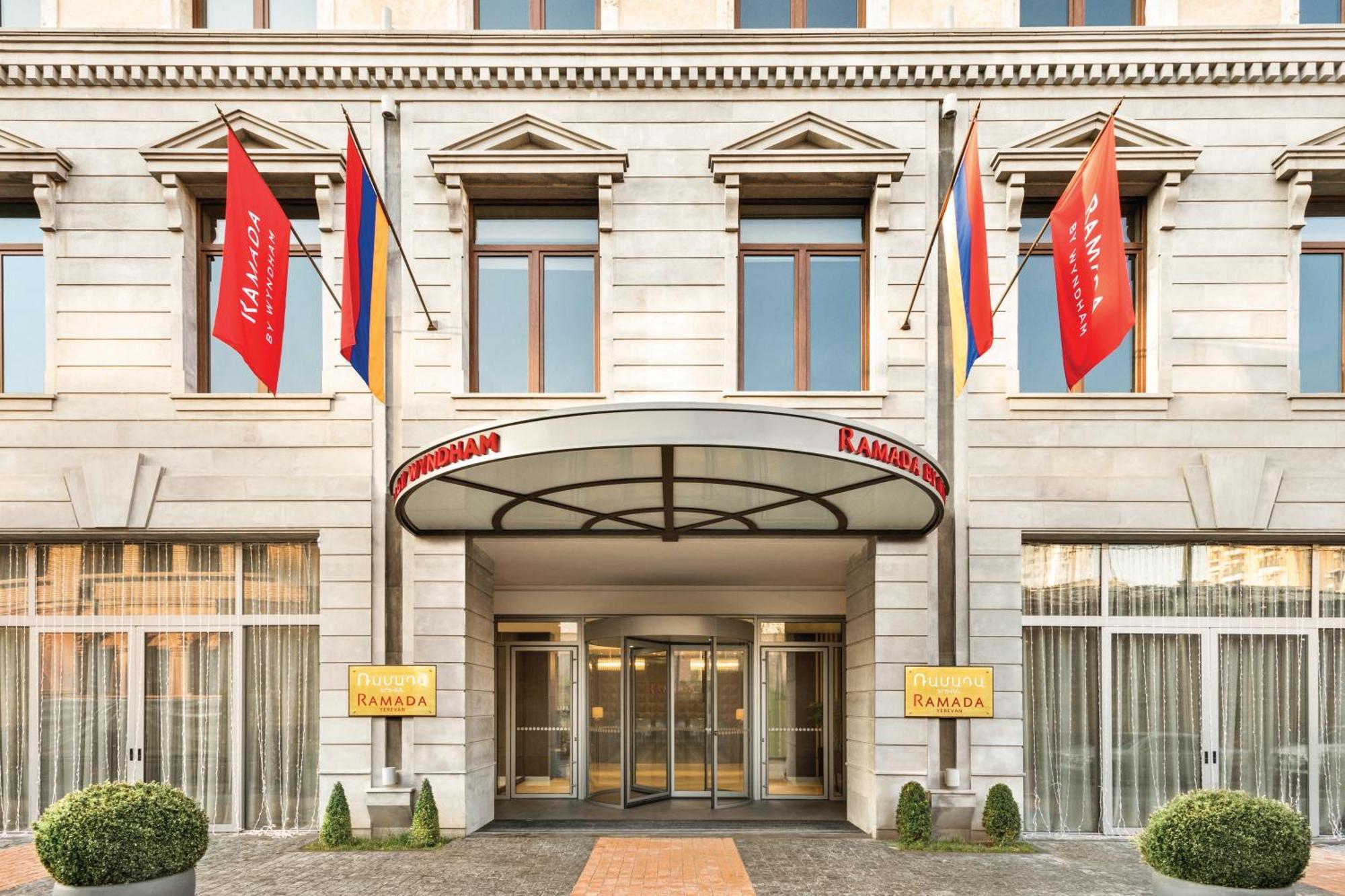 Ramada Hotel & Suites By Wyndham Jereván Kültér fotó