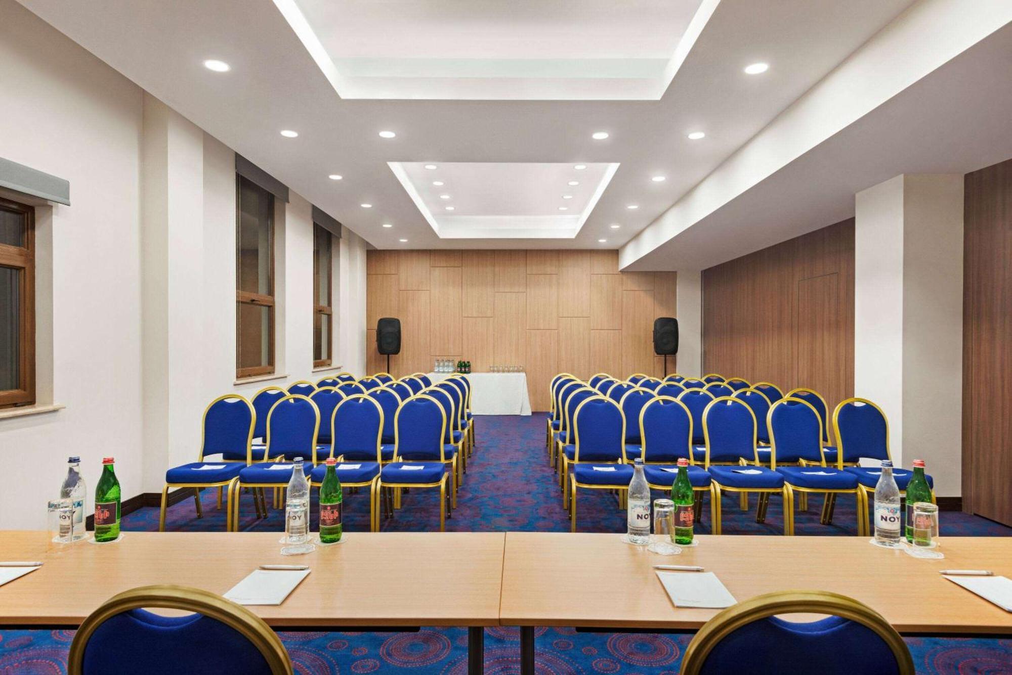 Ramada Hotel & Suites By Wyndham Jereván Kültér fotó