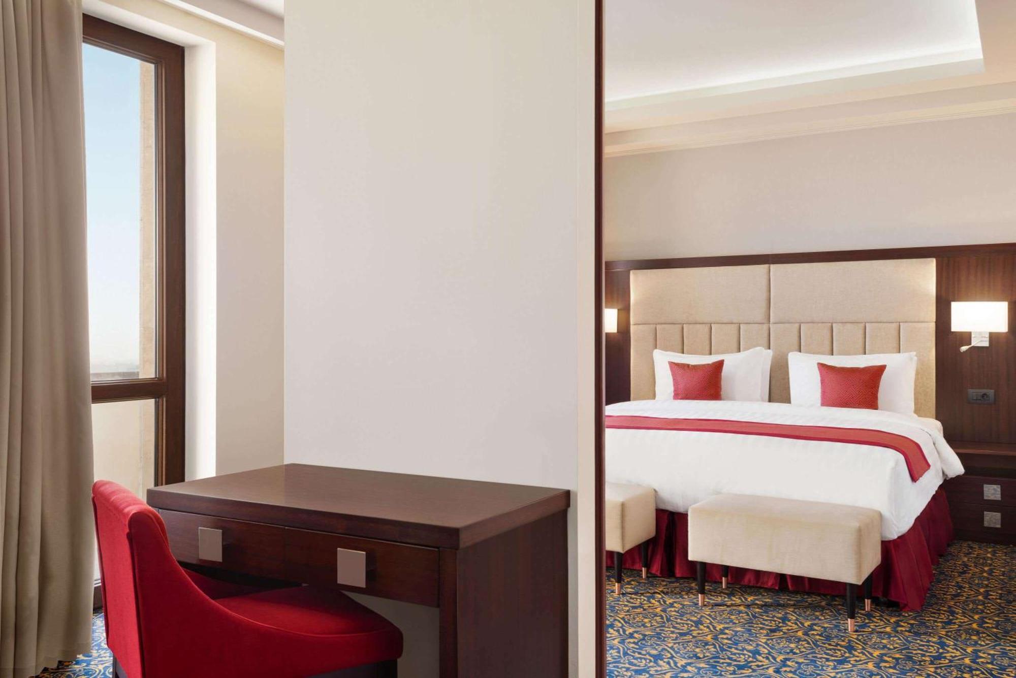 Ramada Hotel & Suites By Wyndham Jereván Kültér fotó