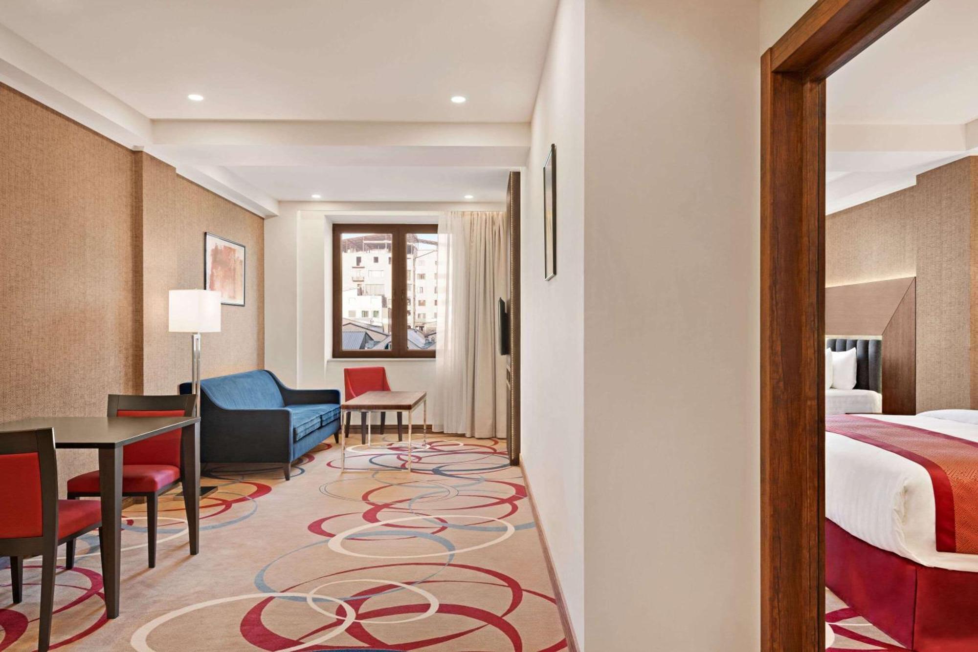 Ramada Hotel & Suites By Wyndham Jereván Kültér fotó