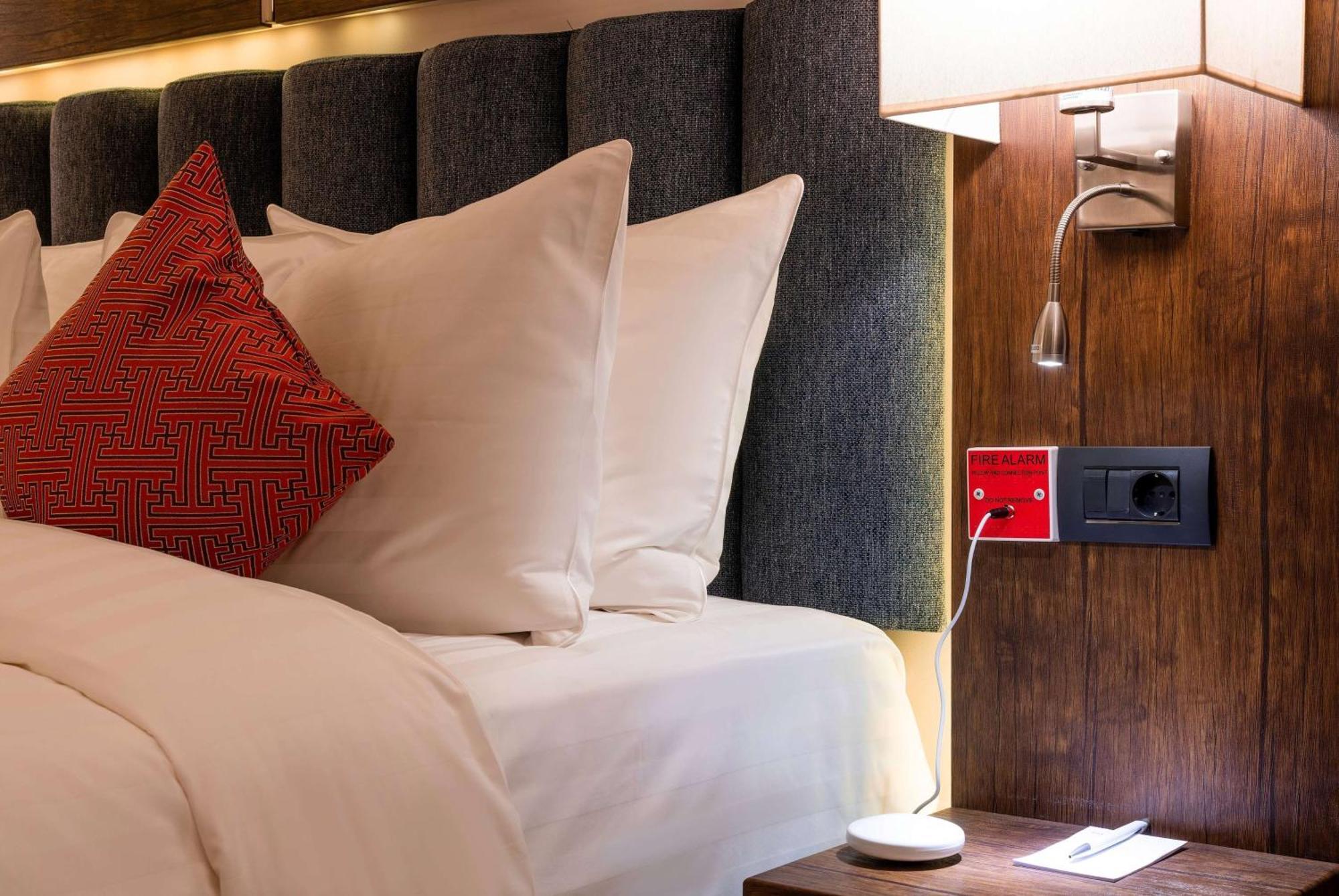 Ramada Hotel & Suites By Wyndham Jereván Kültér fotó