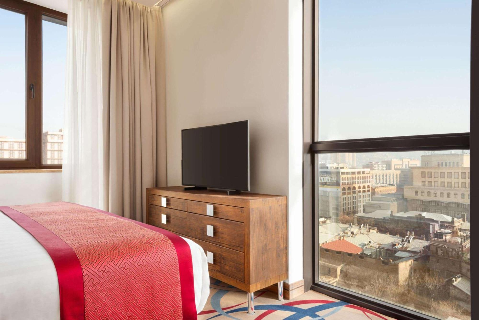 Ramada Hotel & Suites By Wyndham Jereván Kültér fotó