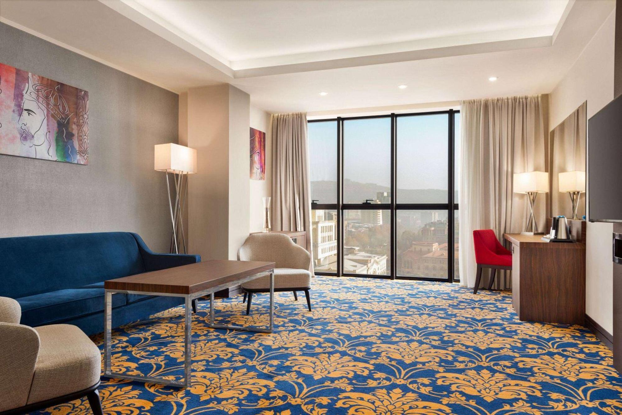 Ramada Hotel & Suites By Wyndham Jereván Kültér fotó