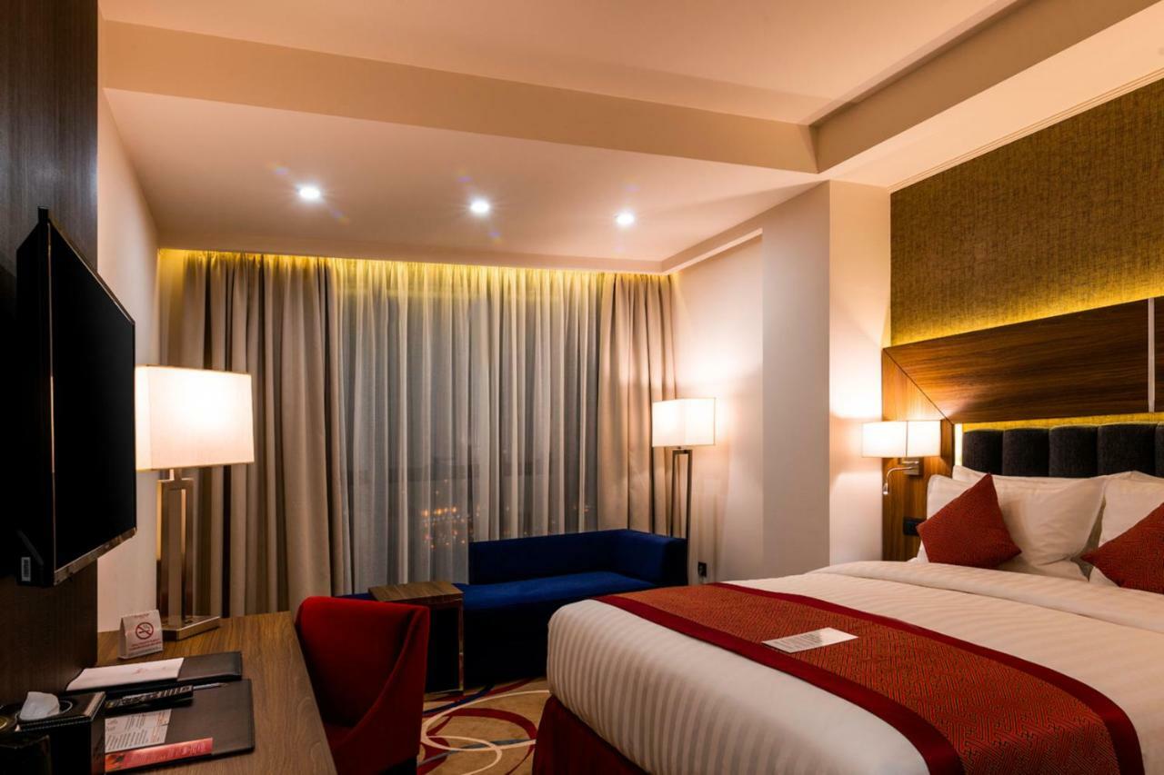 Ramada Hotel & Suites By Wyndham Jereván Kültér fotó